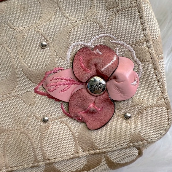 Coach Signature Floral Appliqué Wristlet EUC - Picture 2 of 11